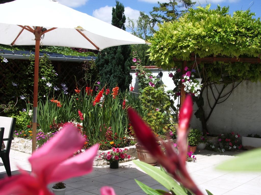 Bed and Breakfast Les Glycines Plaimpied-Givaudins Exterior foto